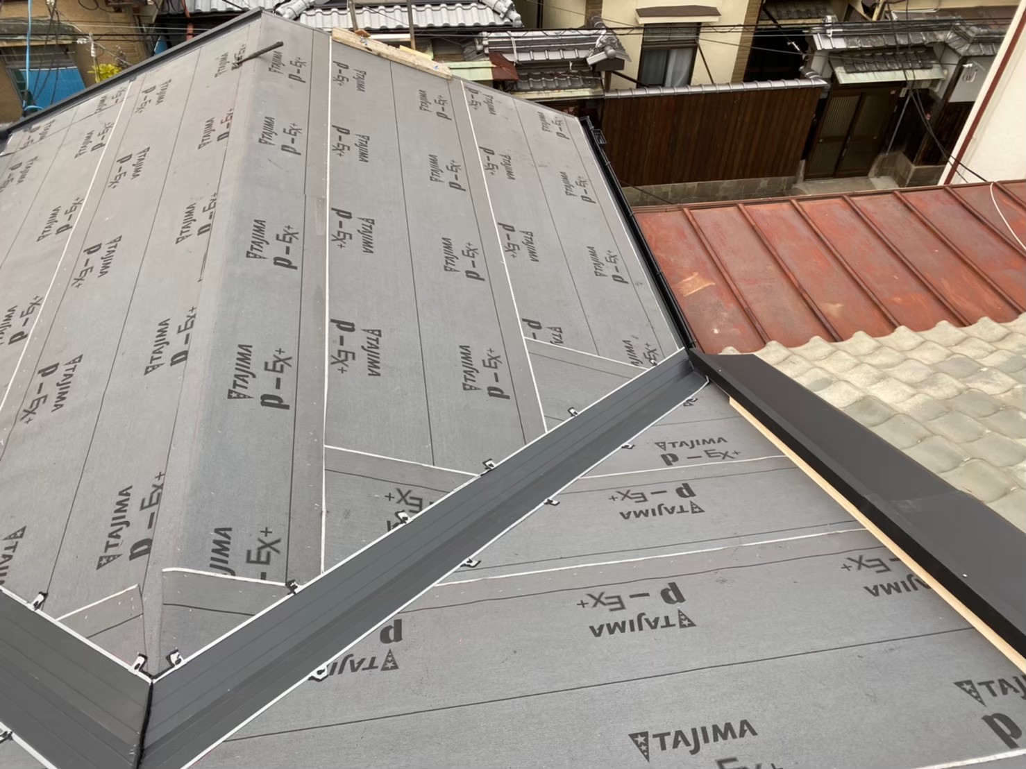 防水紙設置後谷板金設置